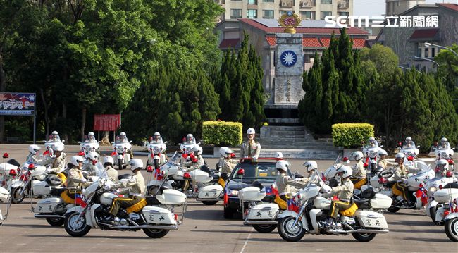 憲兵機車排重機訓練花式隊形成果展示。（記者邱榮吉/攝影）