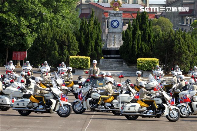 憲兵機車排重機訓練花式隊形成果展示。（記者邱榮吉/攝影）
