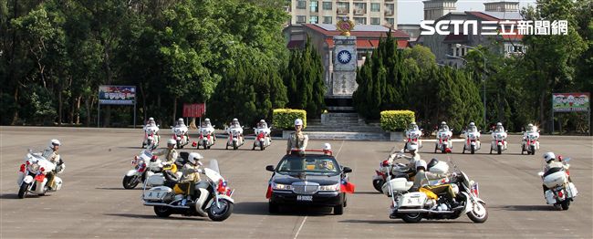 憲兵機車排重機訓練花式隊形成果展示。（記者邱榮吉/攝影）
