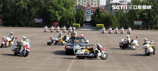 憲兵機車排重機訓練花式隊形成果展示。（記者邱榮吉/攝影）
