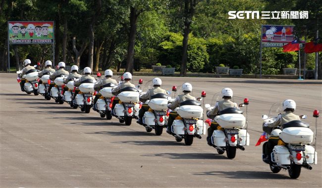 憲兵機車排重機訓練花式隊形成果展示。（記者邱榮吉/攝影）