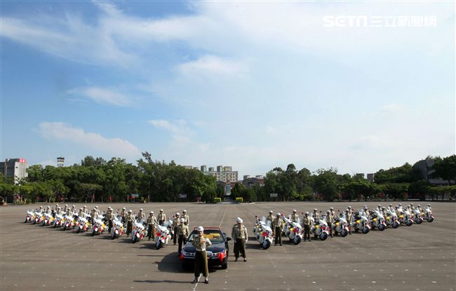 憲兵機車排重機訓練花式隊形成果展示。（記者邱榮吉/攝影）