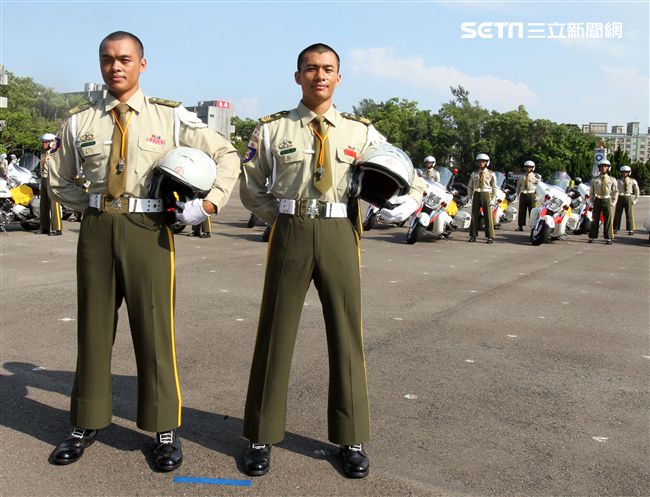 憲兵機車勤務連下士辜楚豪、辜楚瑞兄弟。（記者邱榮吉/攝影）