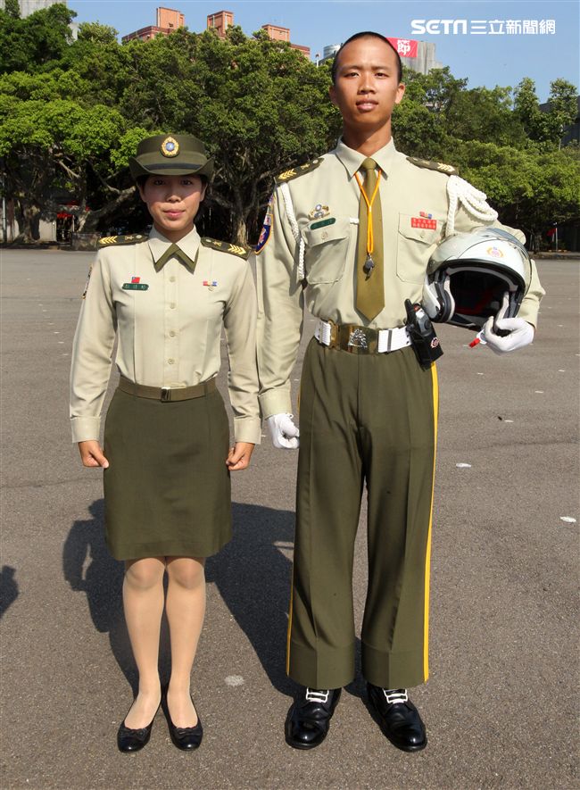 憲兵機車勤務連上士彭詩婷、吳昇澤夫妻檔。（記者邱榮吉/攝影）