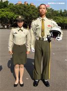 憲兵機車勤務連上士彭詩婷、吳昇澤夫妻檔。（記者邱榮吉/攝影）