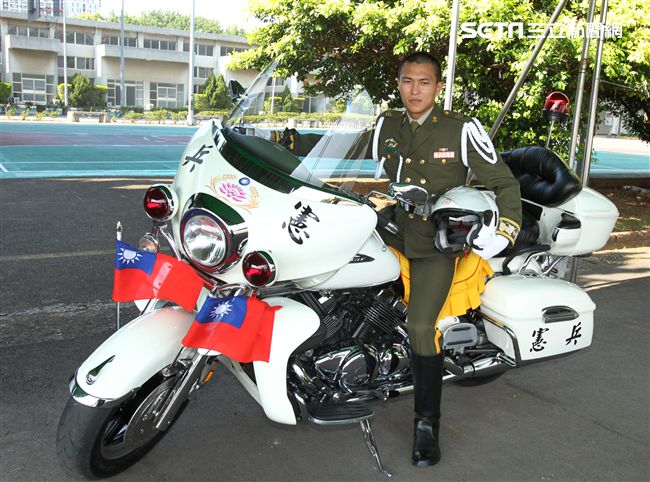 憲兵機車排展示勤務服裝、防護服裝、重型機車。（記者邱榮吉/攝影）