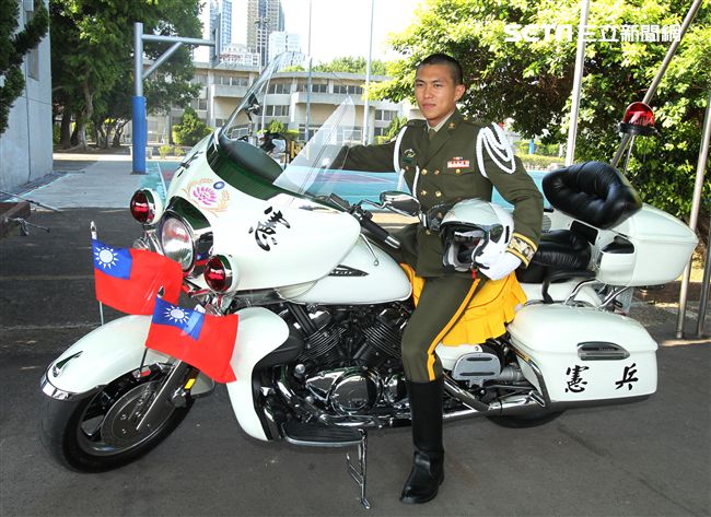 憲兵機車排展示勤務服裝、防護服裝、重型機車。（記者邱榮吉/攝影）