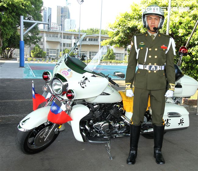 憲兵機車排展示勤務服裝、防護服裝、重型機車。（記者邱榮吉/攝影）