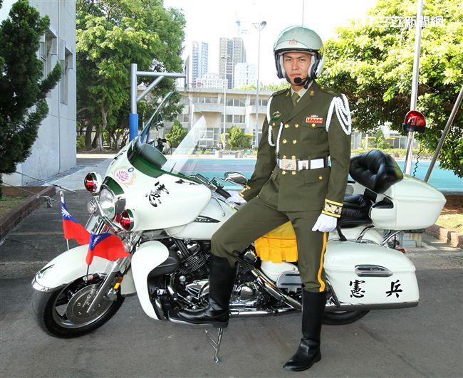 憲兵機車排展示勤務服裝、防護服裝、重型機車。（記者邱榮吉/攝影）