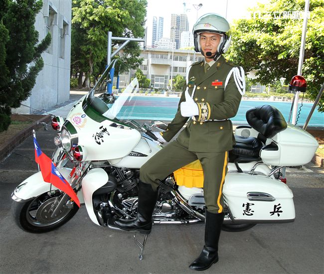 憲兵機車排展示勤務服裝、防護服裝、重型機車。（記者邱榮吉/攝影）
