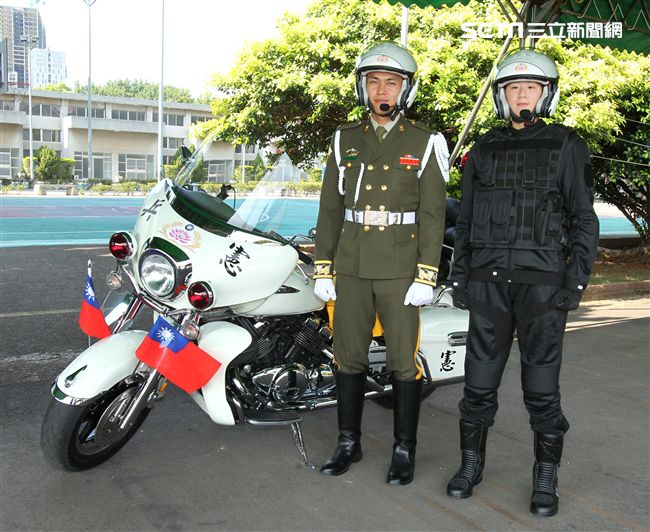 憲兵機車排展示勤務服裝、防護服裝、重型機車。（記者邱榮吉/攝影）