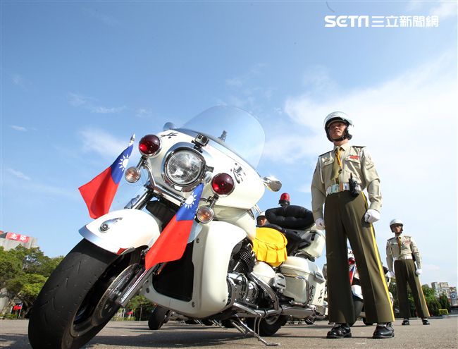憲兵機車排重機訓練花式隊形成果展示。（記者邱榮吉/攝影）