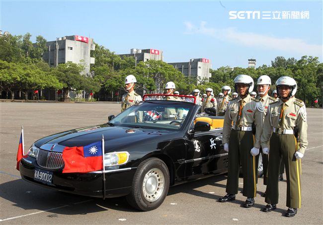 憲兵機車排重機訓練花式隊形成果展示。（記者邱榮吉/攝影）