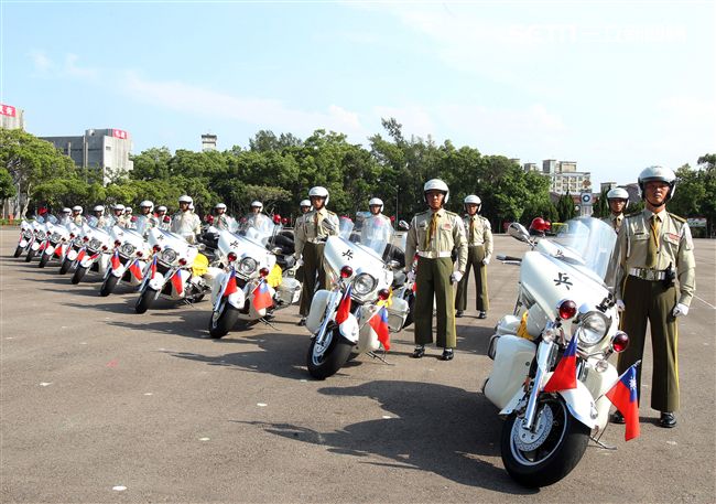 憲兵機車排重機訓練花式隊形成果展示。（記者邱榮吉/攝影）