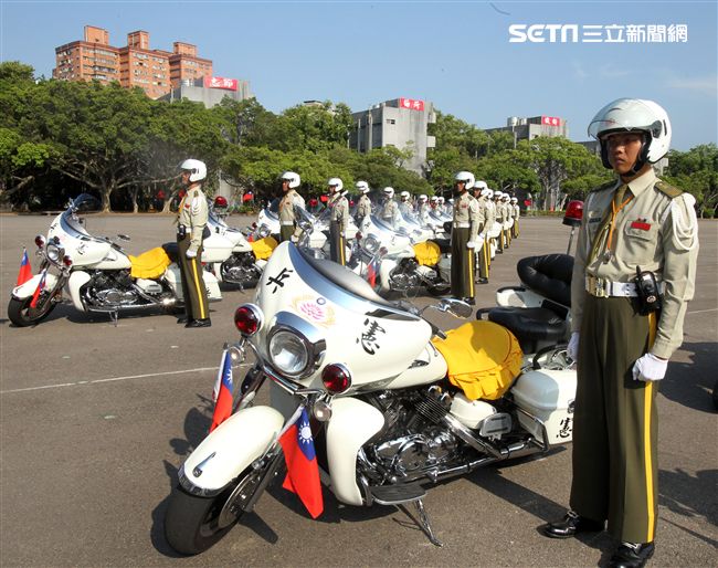 憲兵機車排重機訓練花式隊形成果展示。（記者邱榮吉/攝影）