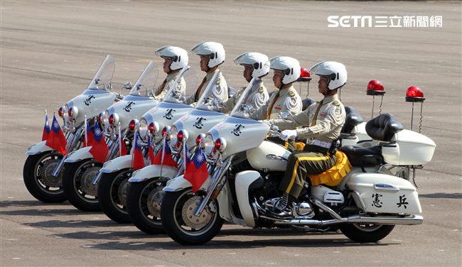 憲兵機車排重機訓練花式隊形成果展示。（記者邱榮吉/攝影）