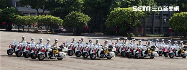 憲兵機車排重機訓練花式隊形成果展示。（記者邱榮吉/攝影）