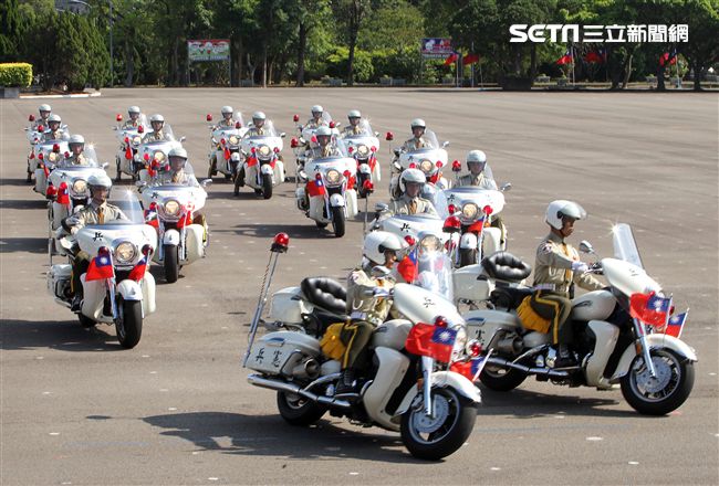 憲兵機車排重機訓練花式隊形成果展示。（記者邱榮吉/攝影）