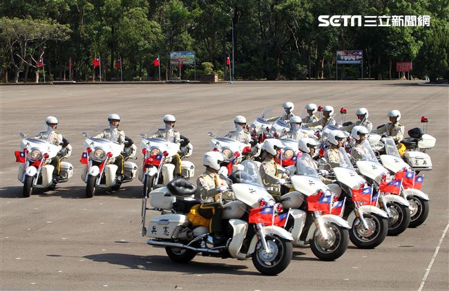 憲兵機車排重機訓練花式隊形成果展示。（記者邱榮吉/攝影）