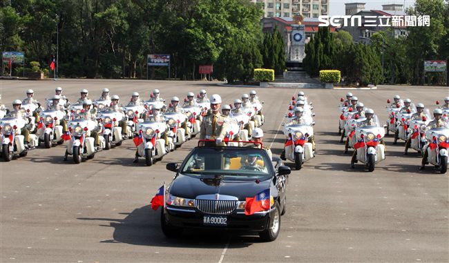 憲兵機車排重機訓練花式隊形成果展示。（記者邱榮吉/攝影）