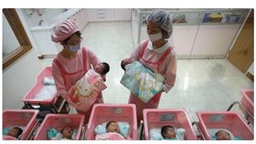 日本,嬰兒(koreaboo http://www.koreaboo.com/buzz/viral-asia/son-rich-family-accidentally-switched-son-poor-family-birth-destinies-changed-forever/)