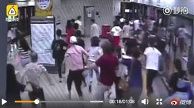 中國大陸,屍速列車,地鐵,趕時間,奔跑,喪屍（圖／翻攝自梨視頻）
http://s.weibo.com/weibo/%E8%B5%B6%E6%97%B6%E9%97%B4
