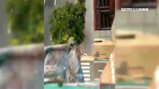 懸空受困1小時　外牆工人卡8樓嚇傻