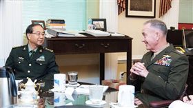 美軍參謀首長聯席會議主席鄧福德,中共中央委軍委聯合參謀部參謀長房峰輝會談(微博)