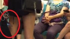 童男在捷運板南線車廂內偷拍趙女裙底風光，趙女發現後向游男求救，游男偷偷錄下犯案過程，列車抵達西門站時，趙女向站務人員求救並報警，童男辯稱在聽歌，直到游男出示影片才認栽，警方訊後依妨害秘密罪送辦（翻攝畫面）