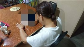 媽媽,追劇,神器,神具,鍋子,衛生紙　圖／翻攝自爆廢公社二館