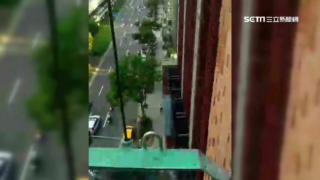 停電懸空8樓受困　外牆工人卡住傻眼