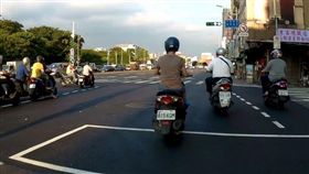 台北忠孝橋騎士闖紅燈撞飛阿伯／爆料公社