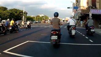 自殺式導彈！三寶闖紅燈高速撞飛騎士