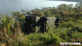 陸軍第六軍團工兵 M3 浮橋車翻覆至斜坡下 