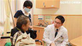 怕子孫袋被切　疝氣男百公分腸子掉陰囊　圖／台中慈院