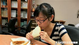 書田診所家醫科主任宋晏仁提醒，預防糖尿病上身應少吃高升糖指數食材，如白麵包、白土司等。（圖／記者楊晴雯攝）