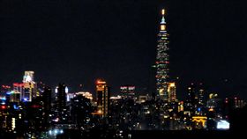 815全台大停電　遠眺台北夜景燈火少了些桃園大潭電廠6機組全數跳機，導致全台15日多處無預警停電，目前尚未完全恢復供電。從新北市政府33樓高處，夜間遠眺大台北地區，遠處台北101大樓與周邊光點少了許多，和平常燈火輝煌的夜景不同。中央社記者黃旭昇新北市攝　106年8月15日