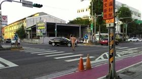 全台大停電 大學畢業生衝出門指揮交通／Dcard