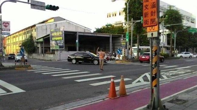 停電最美風景！他自發性上街指揮交通