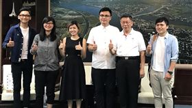 世大運影片導演劉耕名（右3）15日獲市長柯文哲（右2）接見肯定（圖／中央社）