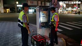 員警搬出發電機供電，恢復號誌運作，讓原本大亂的交通恢復秩序。（圖／翻攝畫面）