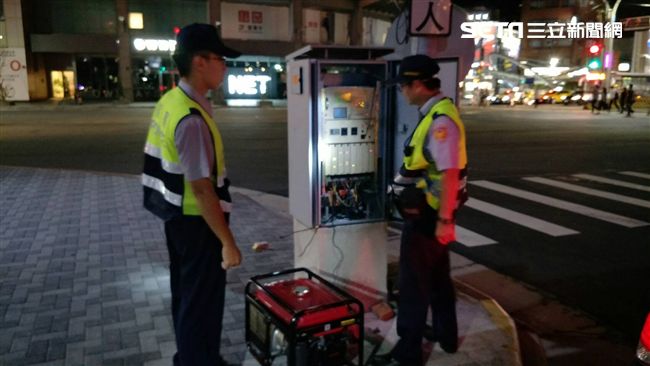 淡水警搬它神救援　號誌瞬間全都亮