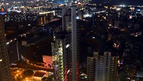 新北大規模停電　特殊夜景桃園大潭電廠15日下午4時51分6部機組全部跳機，造成全台多處停電、跳電，影響戶數高達668萬戶。新北市也多處停電，部分區域到了晚間仍一片漆黑。中央社記者黃旭昇新北市攝　106年8月15日