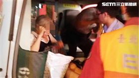 新北市樹林區高姓老婦，進入台北市漢中街派出所，先要求調閱監視器畫面並提告，而後又干擾警員受理報案，徐姓副所長多次規勸無效，遂將她強制送醫，高婦被帶上救護車時，還怒嗆：「我要在醫院召開國際記者會！」（翻攝畫面）