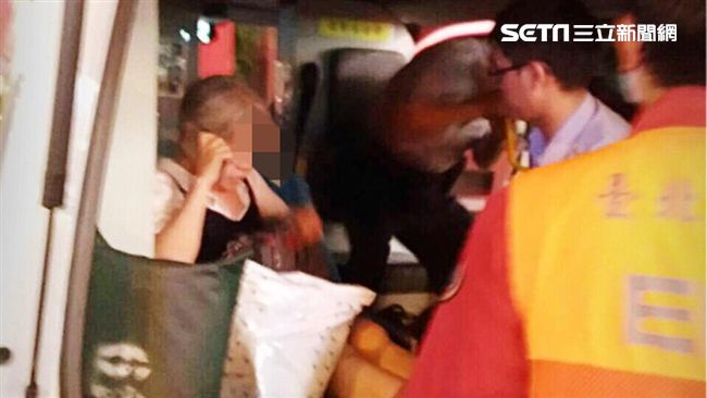 獨／鈴鐺阿嬤大鬧派出所　警強制送醫