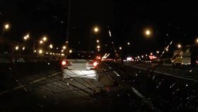 前方車輛疑因天色昏暗閃避不及壓到鋁梯，導致鋁梯凌空飛起撞上男子轎車。（圖／翻攝畫面）