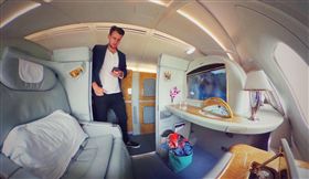 出國,飛機,頭等艙,blogger,粉絲,Gilbert Ott,美國（圖／翻攝自Gilbert Ott III臉書、GodSaveThePoints推特）
https://www.facebook.com/gilbertott?lst=100000023361224%3A10908357%3A1502867015
https://goo.gl/Kk8wd4