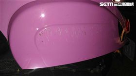 廖男機車有明顯擦撞痕跡。（圖／翻攝畫面）