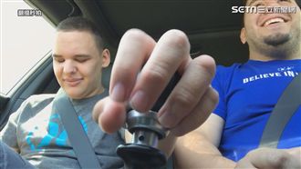 自閉盲兒開車上路　爸爸放心搭車