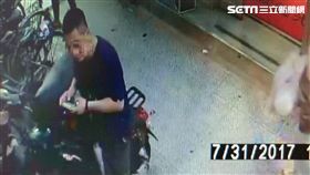 劉嫌以「猜猜我是誰」老哏手法行騙，除詐取4萬元現金外，還外加一套女用內衣褲，五分埔服飾店的許女差點上當，還好順利聯繫到老闆娘，進而確認權是騙局一場，許女便與警方配合逮獲劉嫌（翻攝畫面）